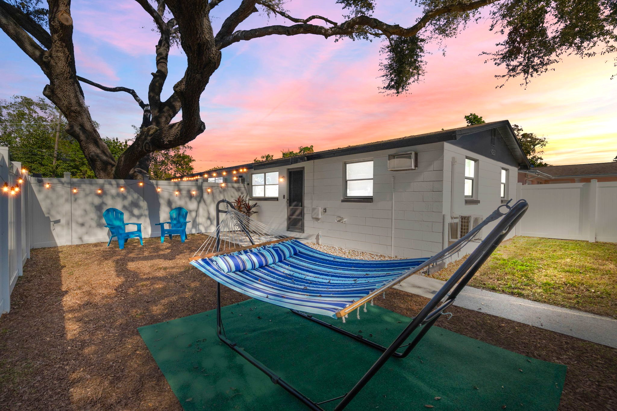 Fenced Yard & Hammock, Dogs Ok, 10 min to Downtown